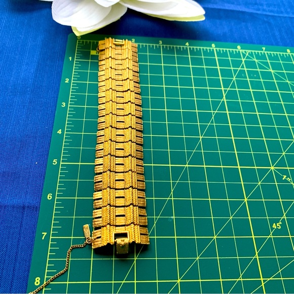 Vintage Monet Bold Dramatic Gold-tone Bracelet. - Picture 7 of 9